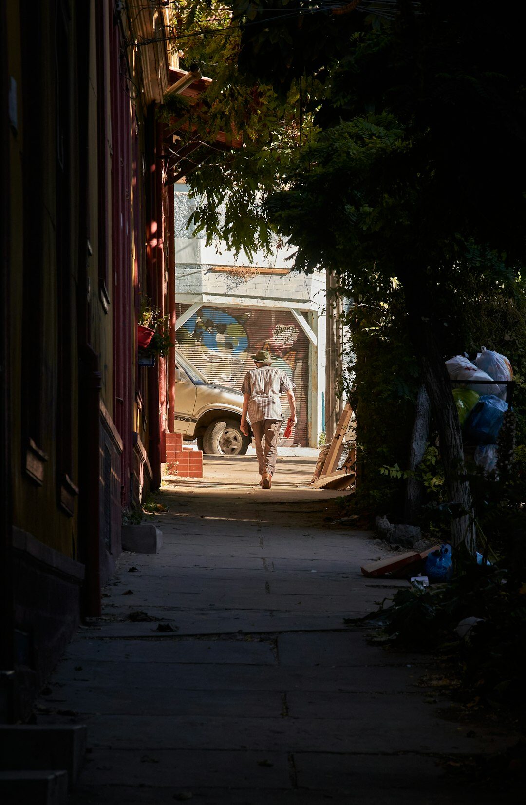valparaiso streets at night